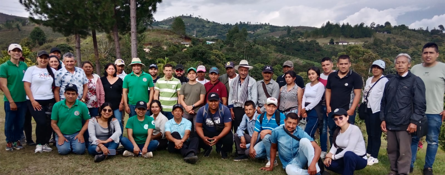 Foto de grupo cominidad escuela campesina